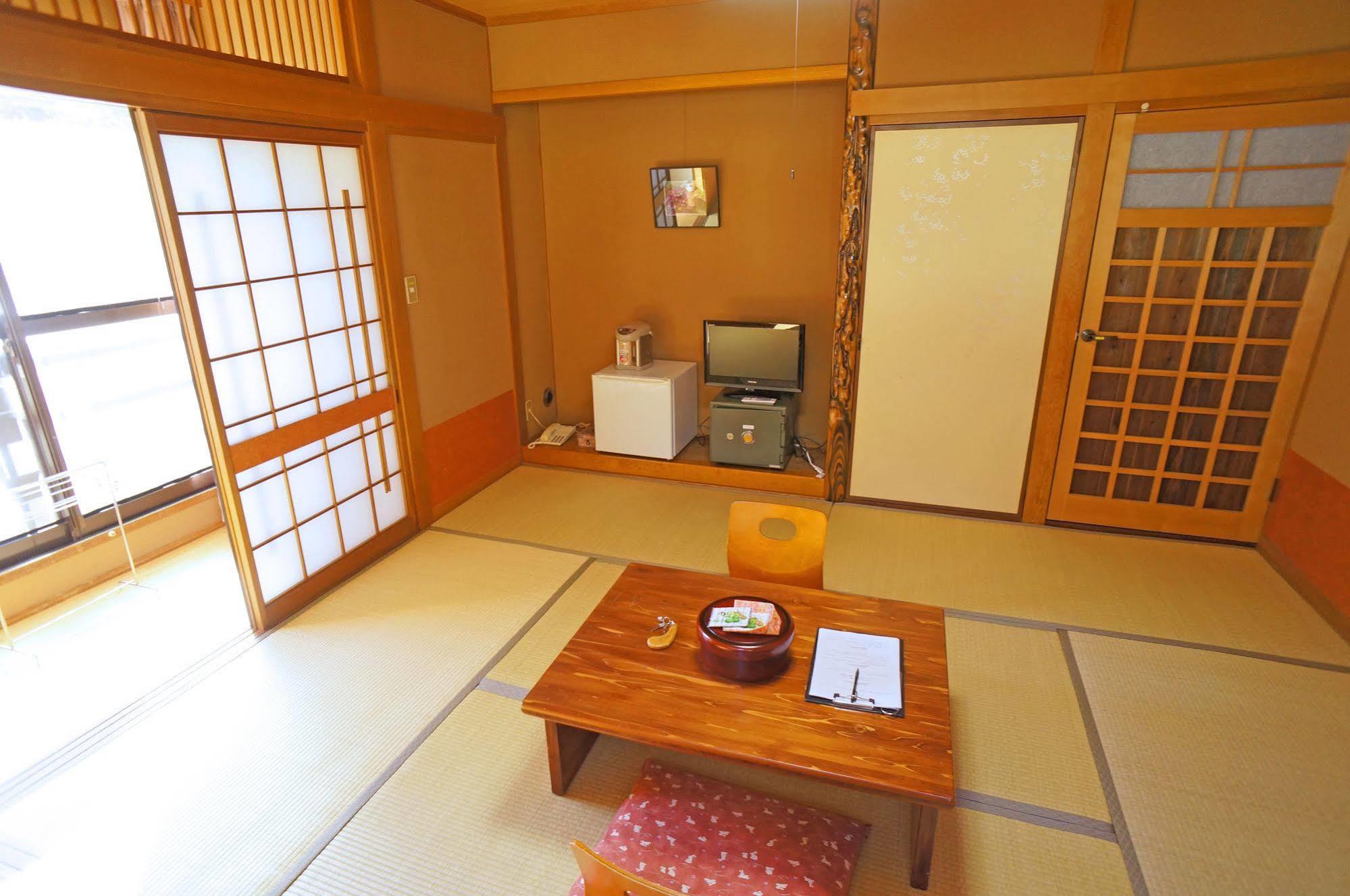 Ban-Ya Hot Spring Inn Yufu Esterno foto